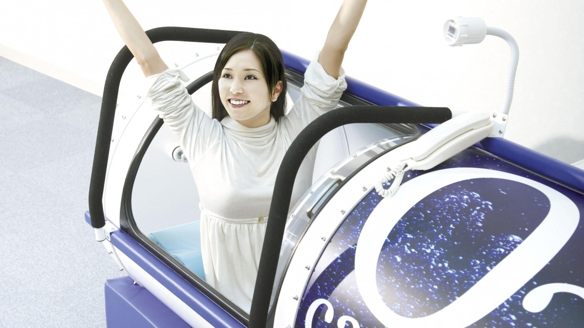 酸素カプセルに入った女性の画像